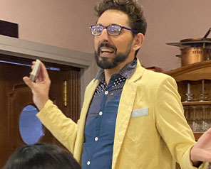 Marco el hago hace magía para adultos